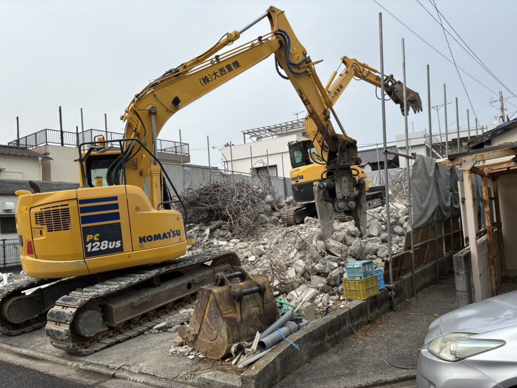 重機2台で解体工事